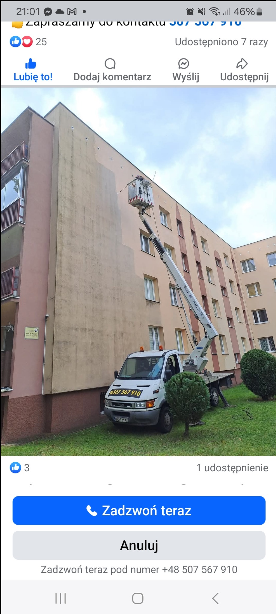 Pracownik na podnośniku maluje elewację bloku. Częściowo pomalowana ściana, widoczny numer telefonu na samochodzie. Ujęcie z dołu, pochmurne niebo.