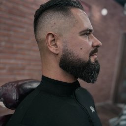 Golenie brzytwą i gorący ręcznik. Fryzjer męski Kraków, Dietla 80.