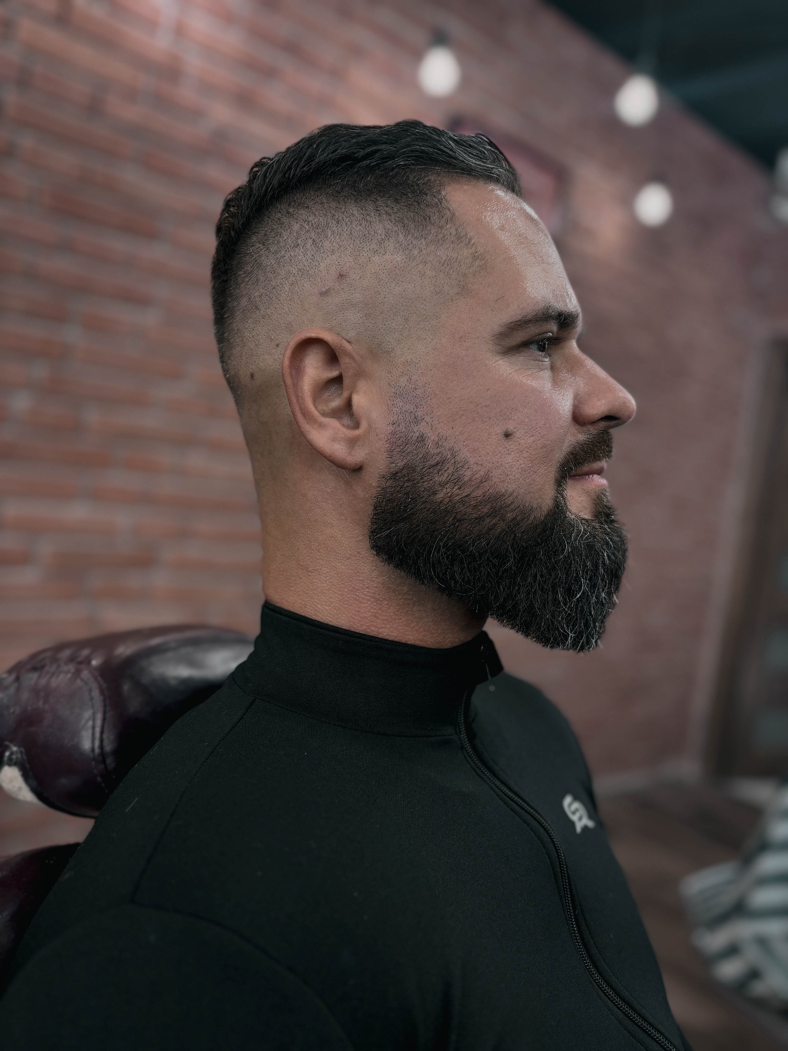 Golenie brzytwą i gorący ręcznik. Fryzjer męski Kraków, Dietla 80.