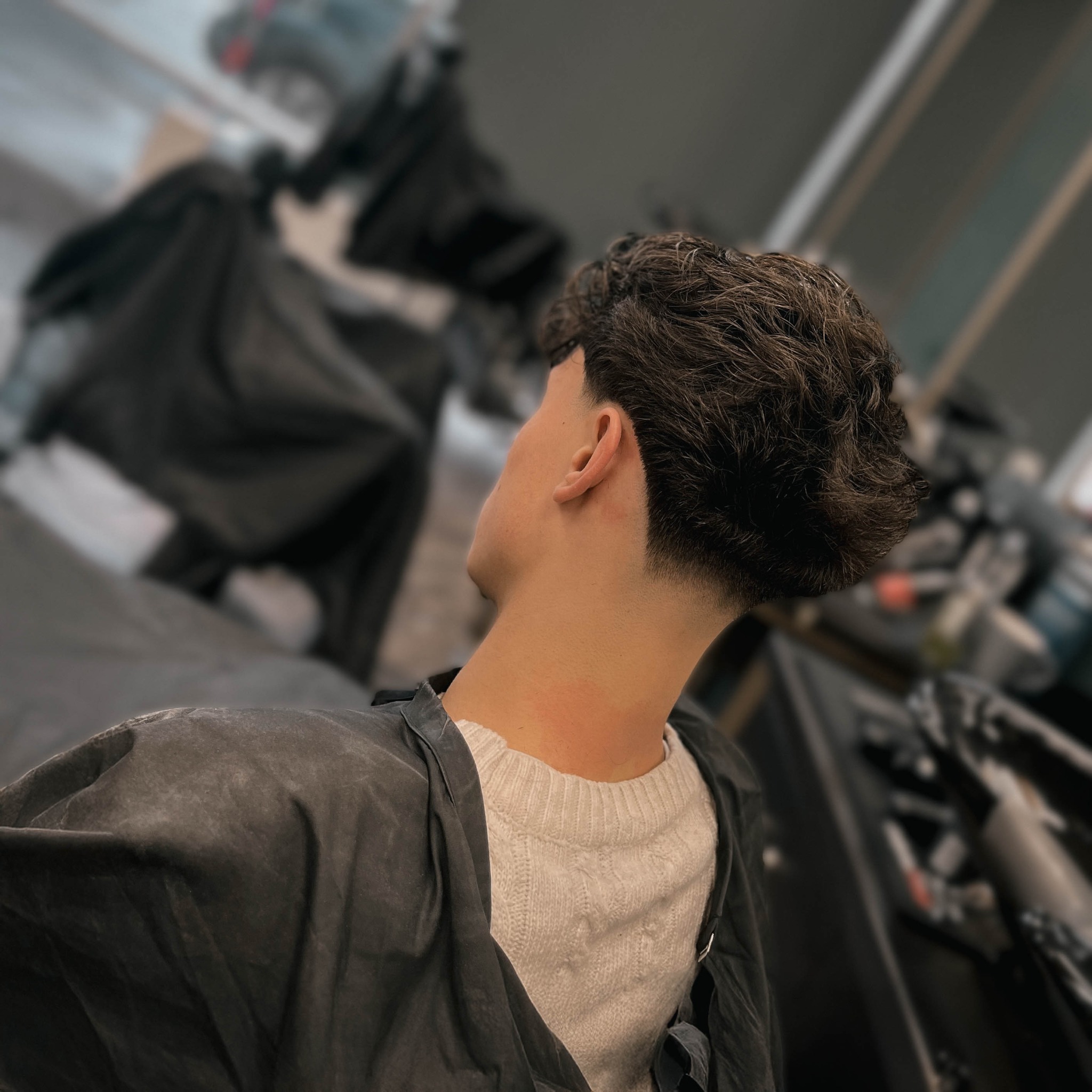 Masaż skóry głowy po strzyżeniu. Relaks w barber shopie na Kazimierzu.