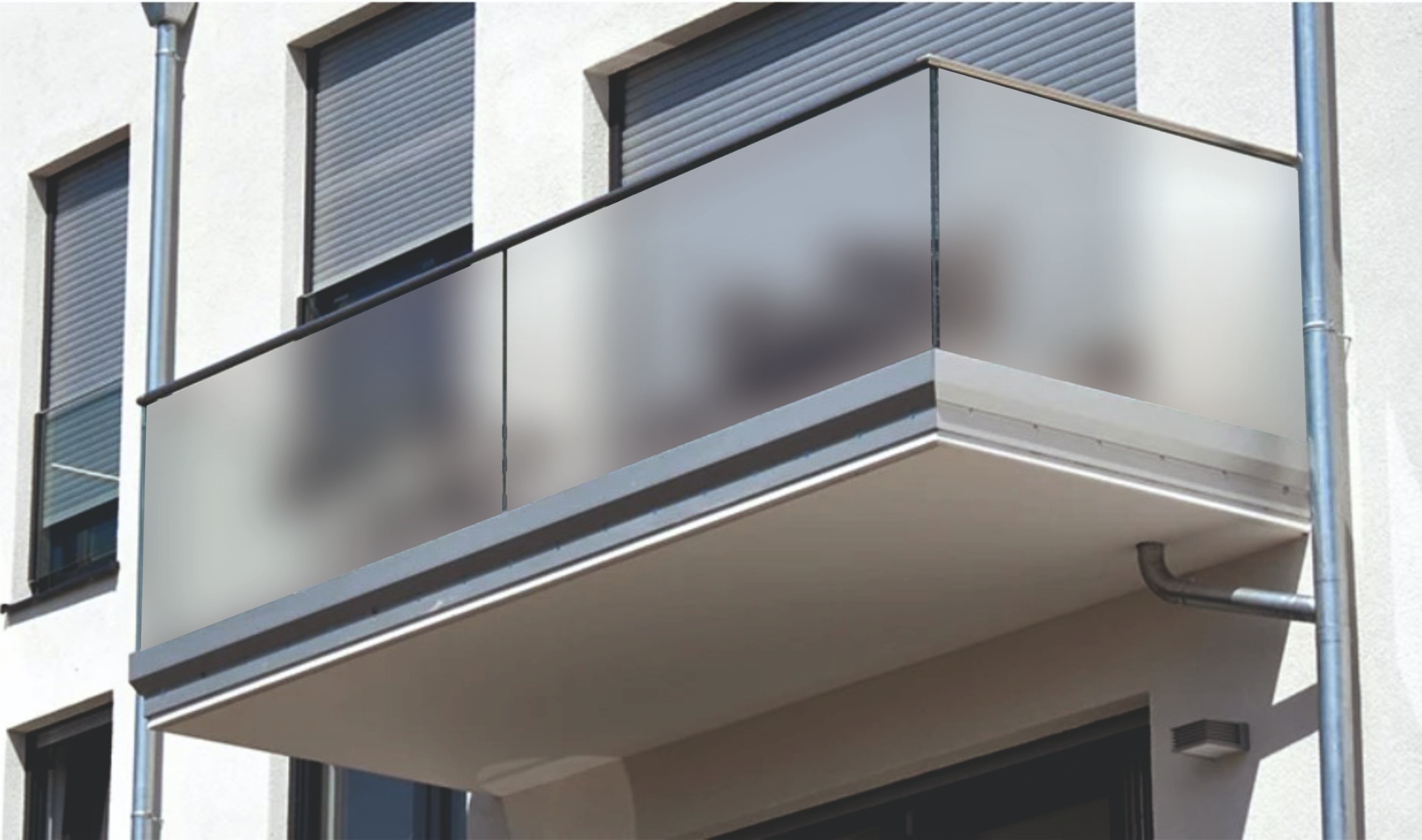 Nowoczesny balkon z matową szklaną balustradą i aluminiowymi elementami wykończeniowymi, widoczny z zewnątrz budynku. Zamknięte rolety w oknach w tle.
