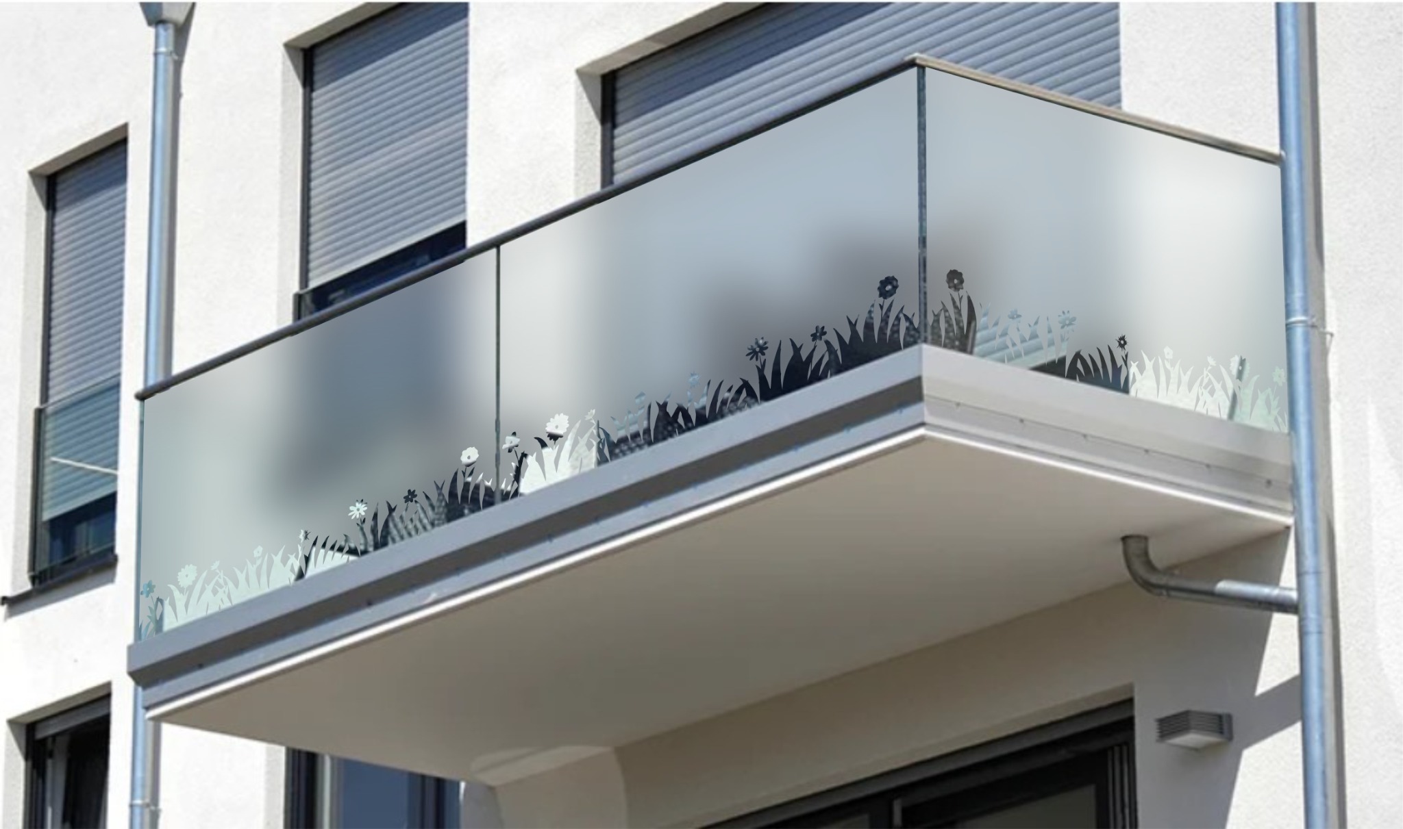 Balkon z matową szybą i motywem roślinnym, widok z dołu. Nowoczesny design, jasna kolorystyka, minimalistyczny styl. Detal architektoniczny.