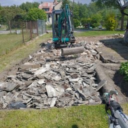 FENIX Jarosław Olszowski GardenFenix Magdalena Michnik - Mini koparka na terenie po rozbiórce, gruzowisko z fragmentami betonu i cegieł. Widoczne ślady wykopu i przygotowania terenu pod dalsze prace budowlane.