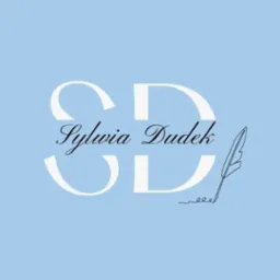 Eleganckie logo z inicjałami 'SD' i imieniem 'Sylwia Dudek' w ozdobnej czcionce, uzupełnione rysunkiem pióra na błękitnym tle. Minimalistyczny design.