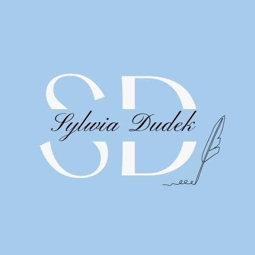 Eleganckie logo z inicjałami 'SD' i imieniem 'Sylwia Dudek' w ozdobnej czcionce, uzupełnione rysunkiem pióra na błękitnym tle. Minimalistyczny design.