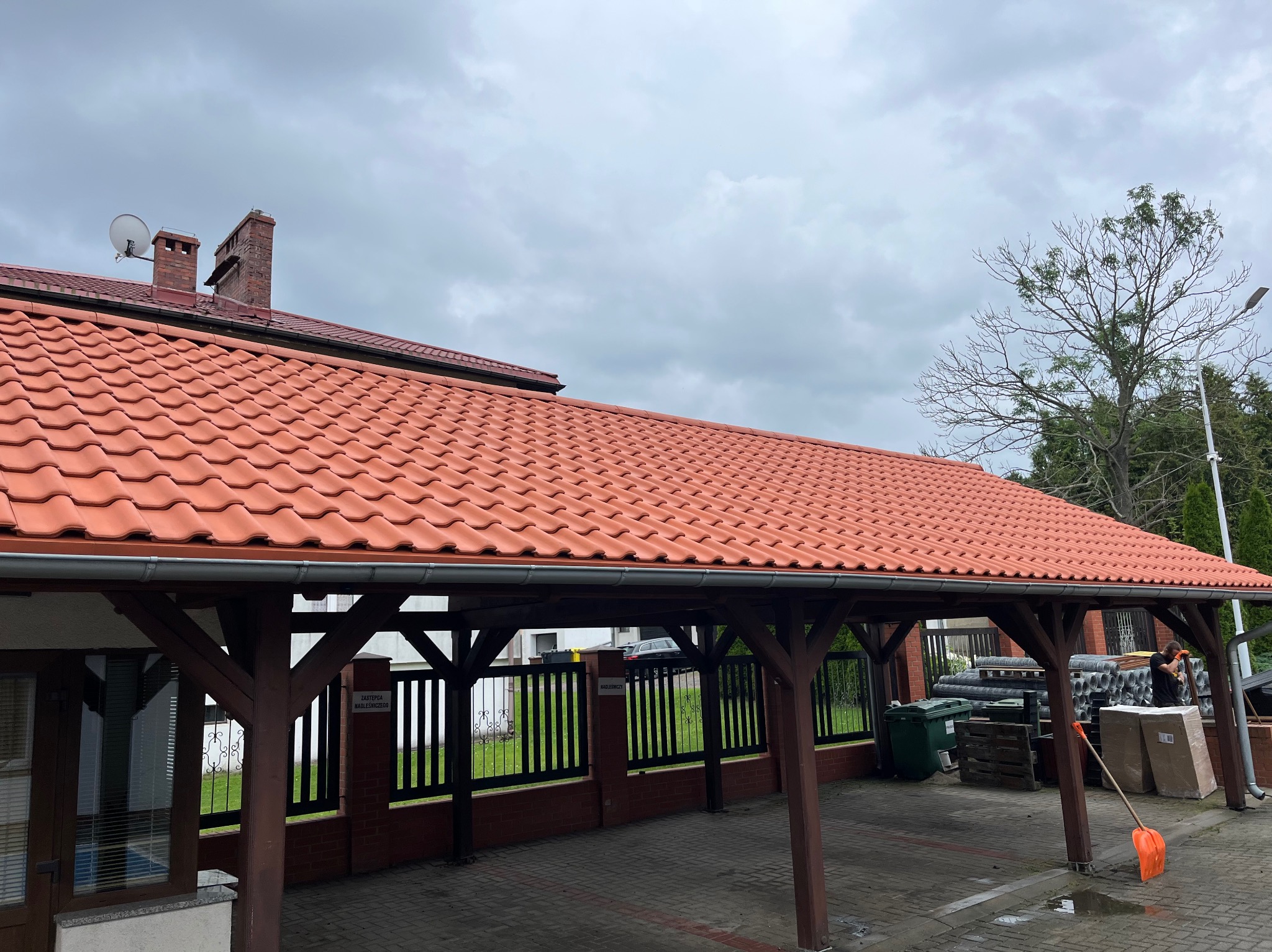 Całkowicie odświeżony dach .