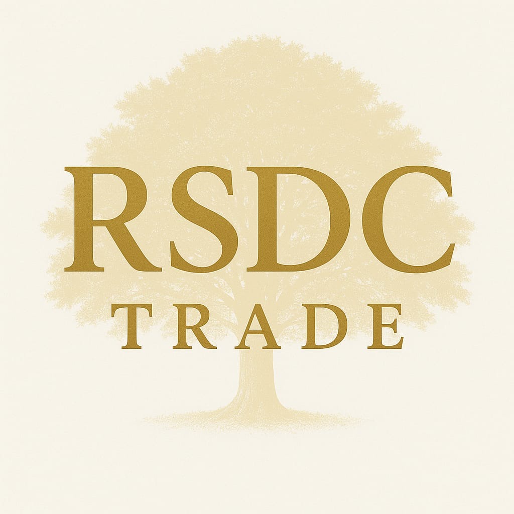 Eleganckie logo firmy RSDC TRADE w odcieniach złota, z drzewem w tle, symbolizujące wzrost i stabilność. Minimalistyczny design na kremowym tle.