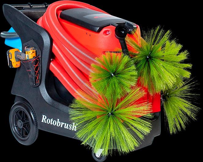 Mobilny zestaw Rotobrush do czyszczenia wentylacji z czerwonym wężem i zielonymi szczotkami, narzędzia w uchwycie, na czarnym tle. Profesjonalny sprzęt do serwisu.