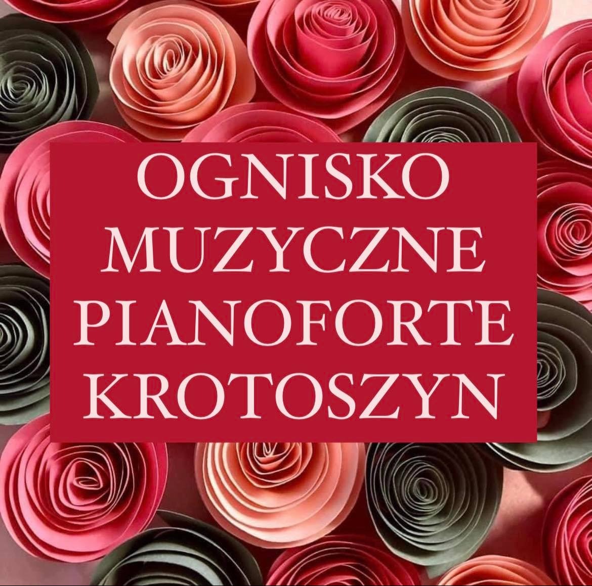 Ognisko Muzyczne Pianoforte Krotoszyn na tle dekoracyjnych, papierowych róż w odcieniach różu i zieleni. Grafika reklamowa szkoły muzycznej.