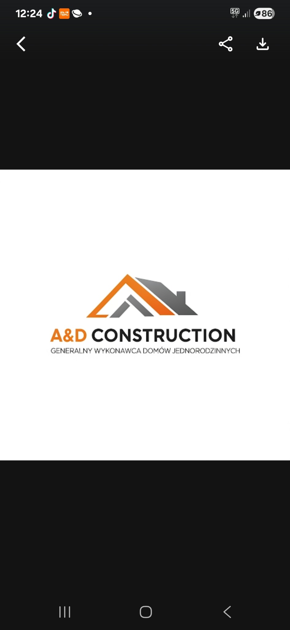 Logo firmy A&D Construction, generalnego wykonawcy domów jednorodzinnych. Grafika przedstawia stylizowany dach w kolorach pomarańczowym i szarym.