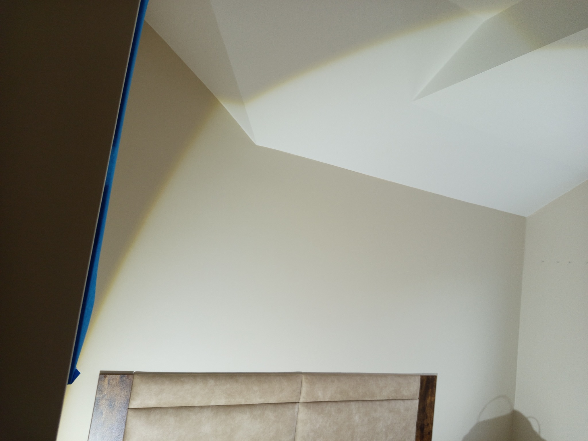 Efekt końcowy po wykonaniu malowania sufitu , ściany oraz wykonaniu przejścia na pozostałe ściany poza narożniki