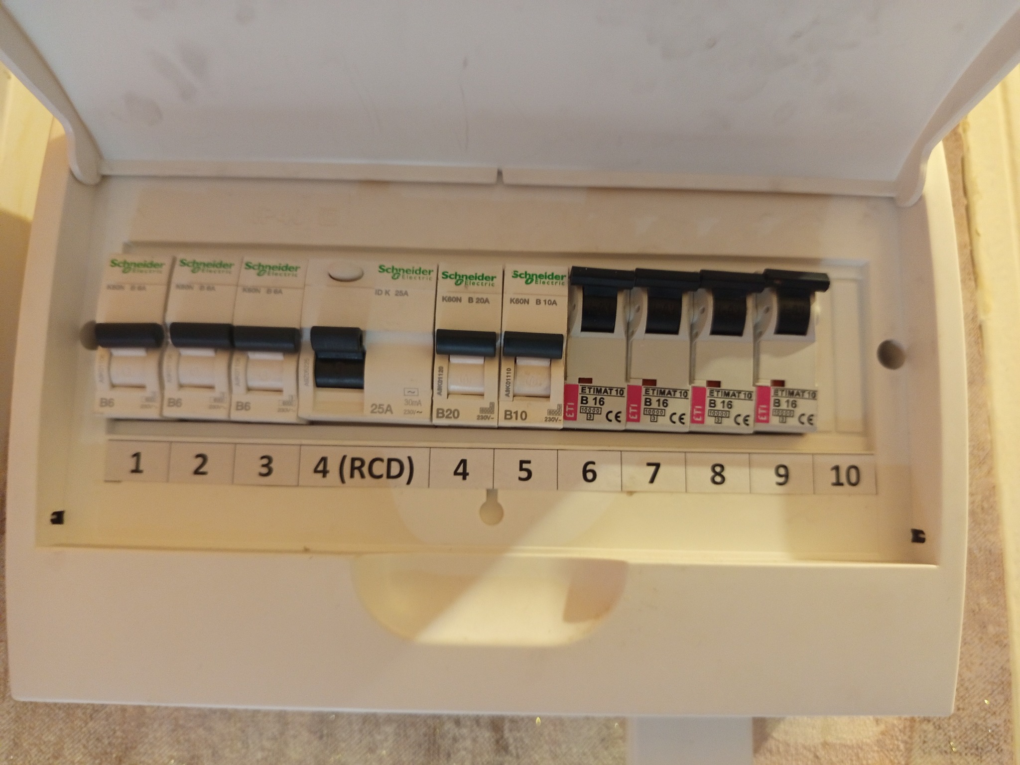 Przykład realizacji usługi pogotowia elektrycznego od telefonu do dojazdu na miejsce minęła lekko 1h