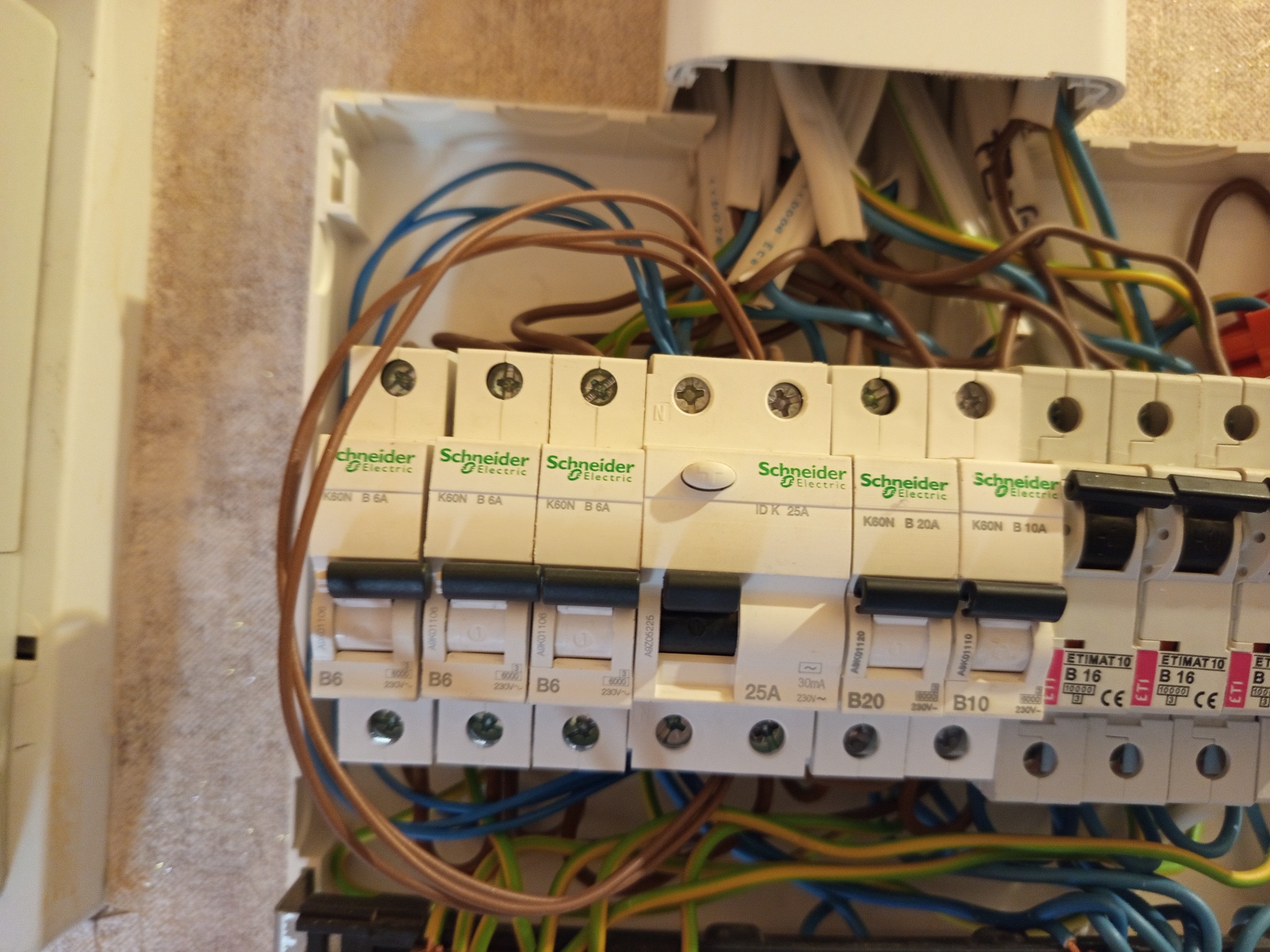 Po wstępnym uruchomieniu instalacji zostały wyłapane nieprawidłowości i przekazane klientowi w formie protokołu.