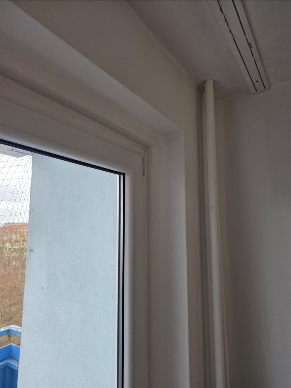 Kolejne zlecenie zakres obejmował wyprowadzenie płaszczyzn na ścianie z oknami oraz jednokrotne szpachlowanie ścian