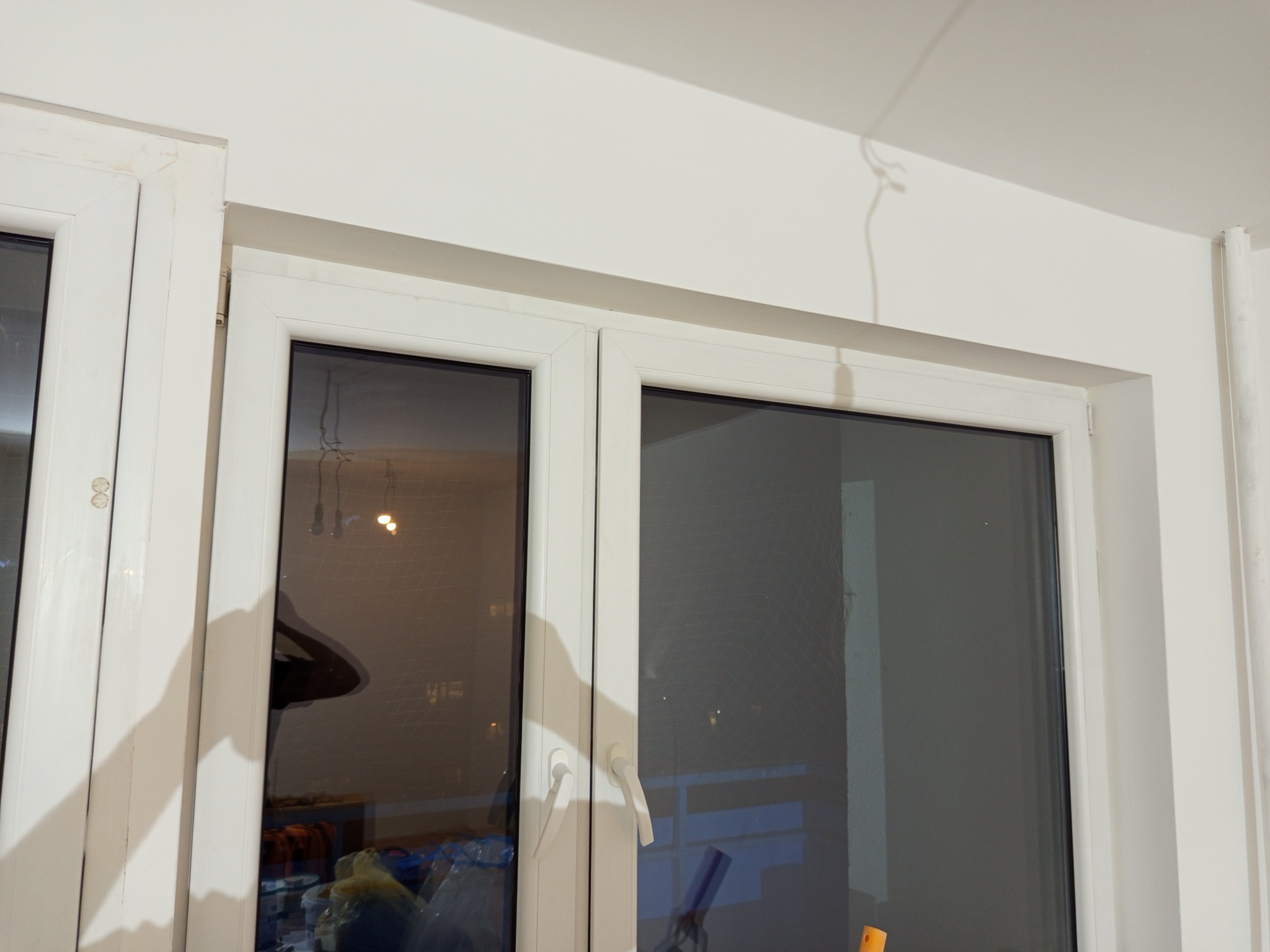 Dodatkowo przy wykonywaniu prac zadbano o doszczelnienie co zniwelowało ewekt 'wiania' od okna.