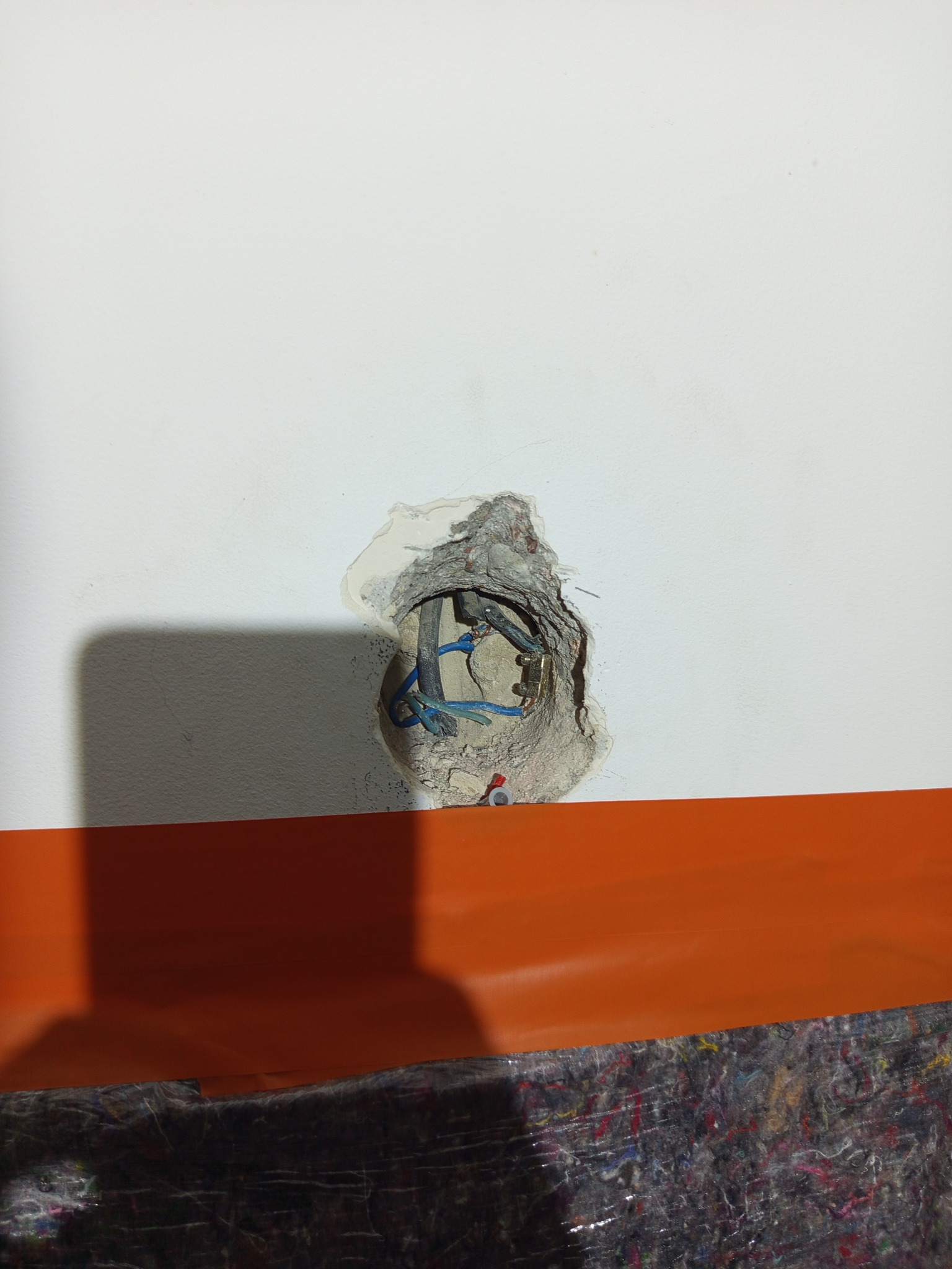 Tym razem zlecenie na naprawę wyłamanych kabli ALU w puszce rozdzielczej