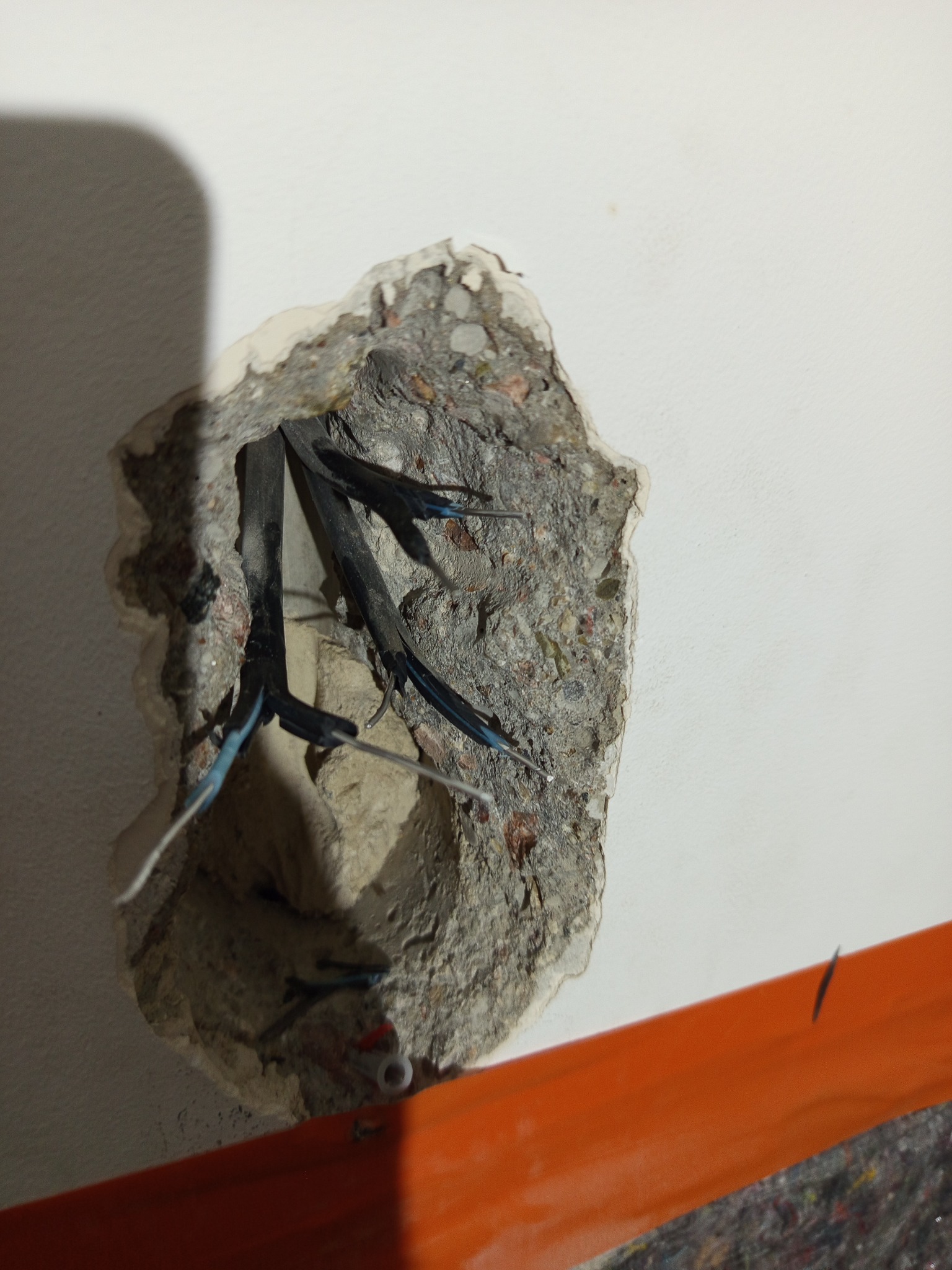 Zlecenie obejmowało wykuwanie nieuszkodzony przewodów