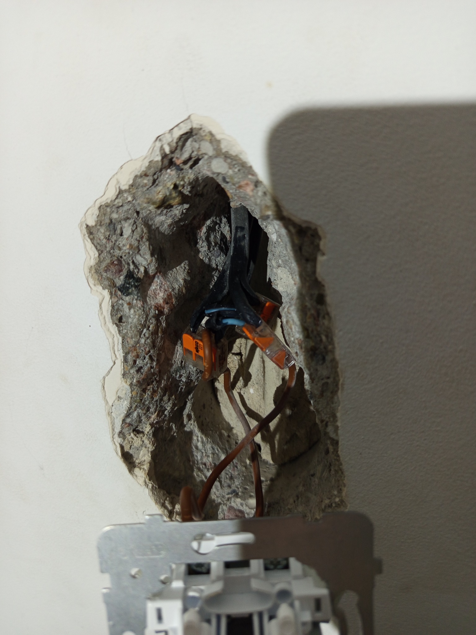 Połączenie ich za pomocą złączki WAGO oraz specjalnej pasty do łączenia Aluminiowych przewodów