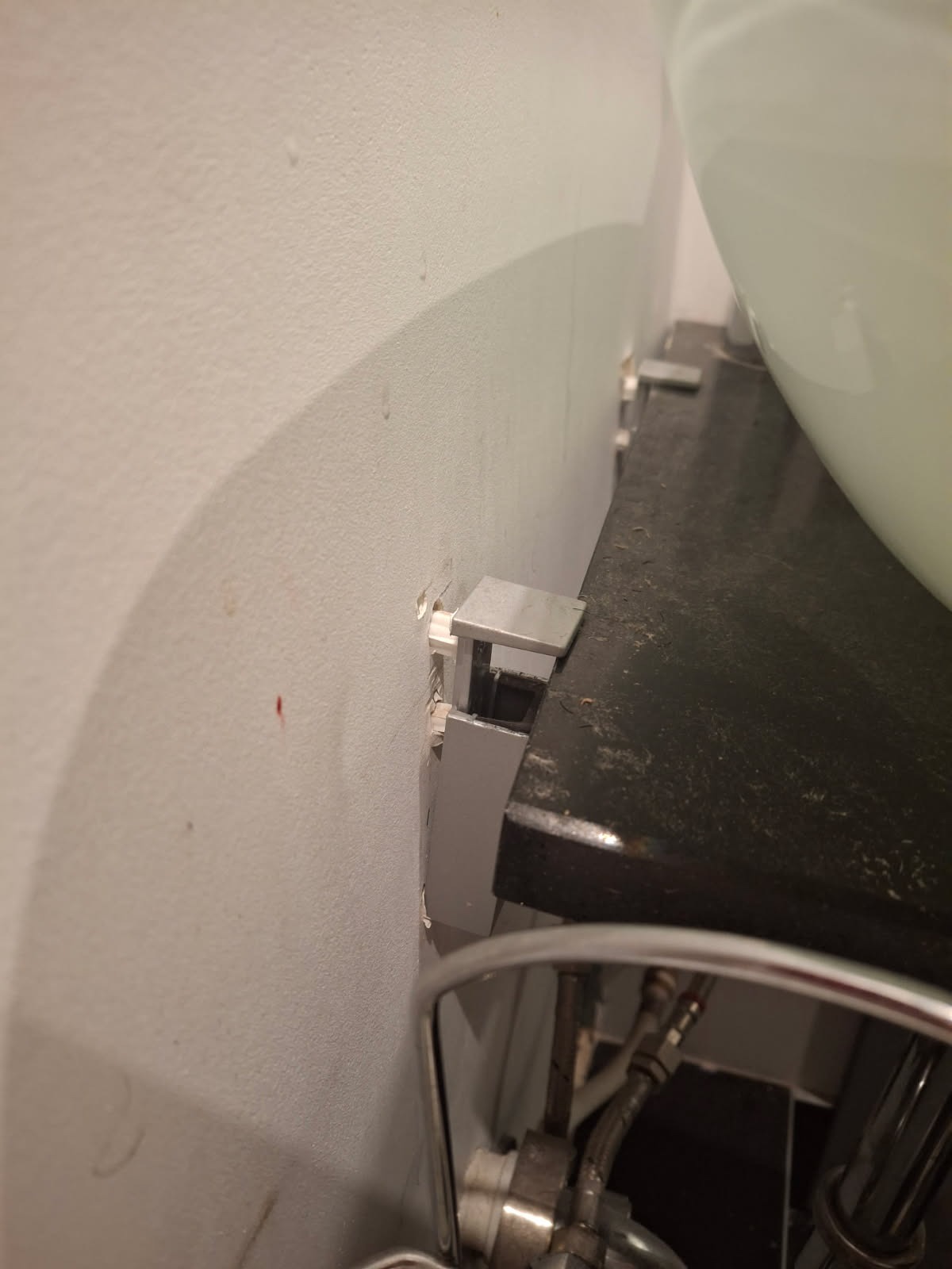 Kolejny przykład realizacji pogotowia hydraulicznego naderwana umywalka z powodu użycia nieodpowiednich kołków.