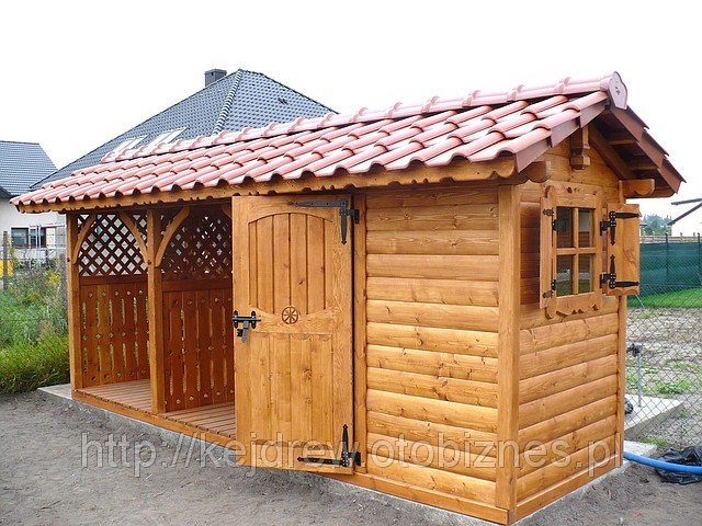 Drewutnia ozdobna z dwuspadowym dachem pod dachówkę