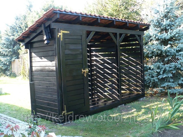 Drewutnia prosta z dachem pod dachówkę