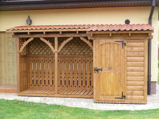 Domek + drewutnia kryta dachówką