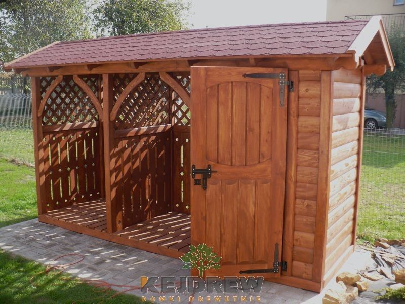 Drewutnia z imitacją bala w prostej formie bez koron