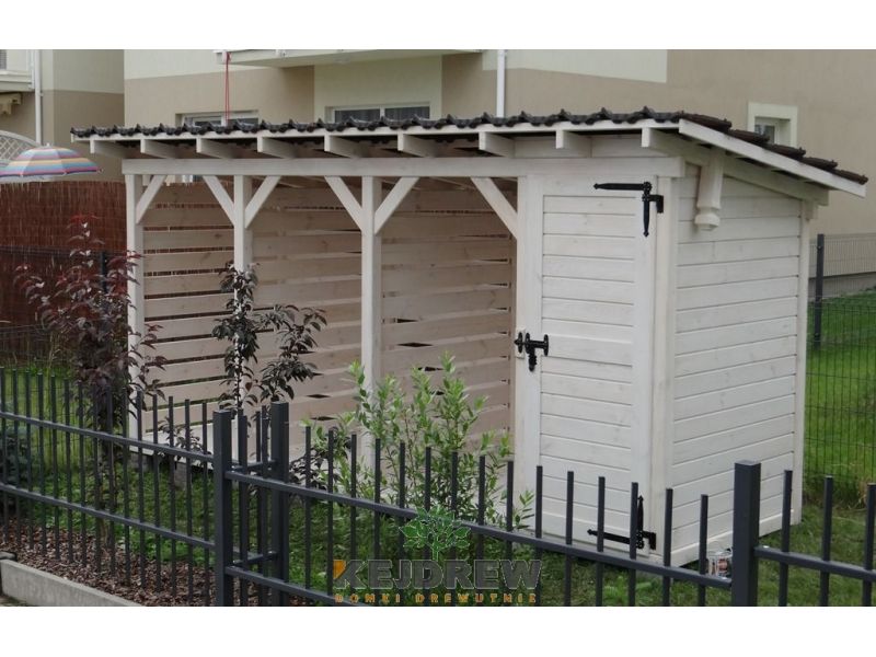 Drewutnia prosta z trzema boksami pod dachówkę