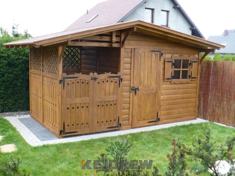 Domek z okienkiem i zamykaną drewutnią