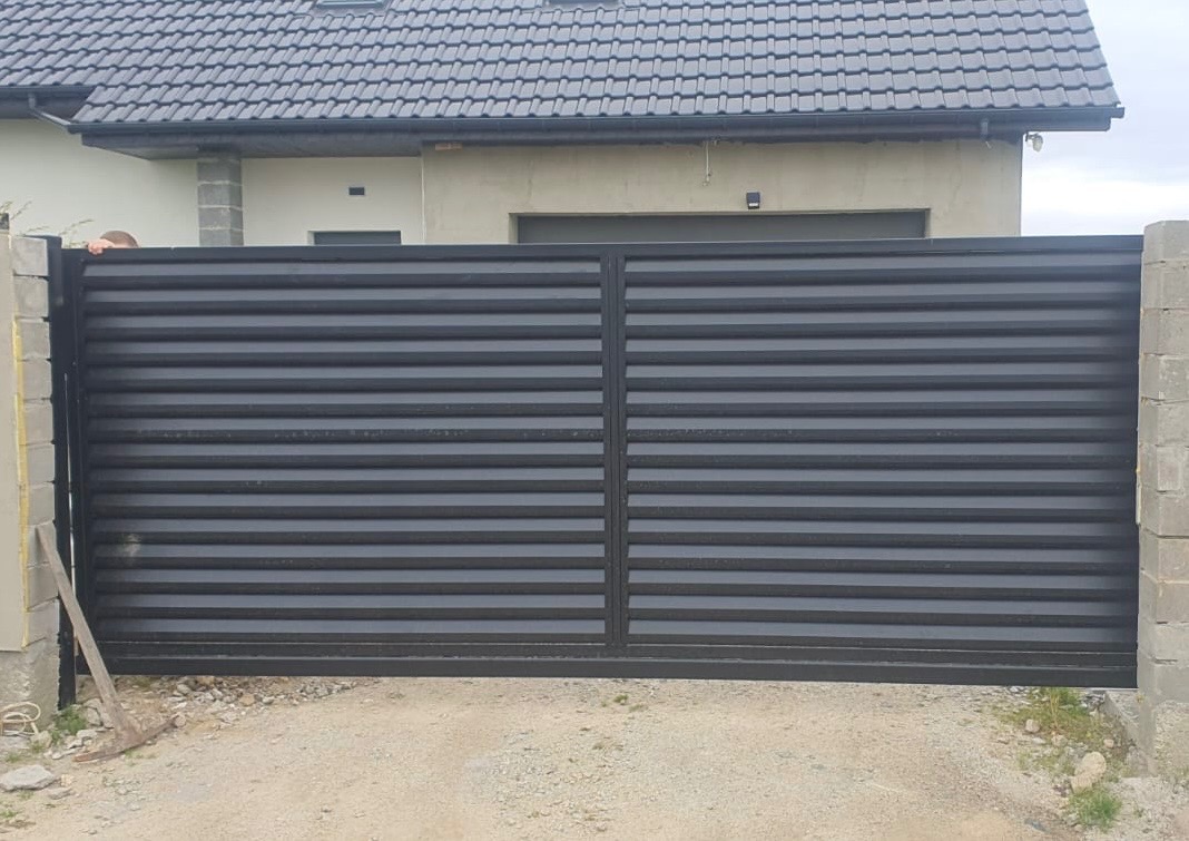 Brama przesuwna, stalowa. Żaluzja wykonana z blachy profilowanej na gietarce