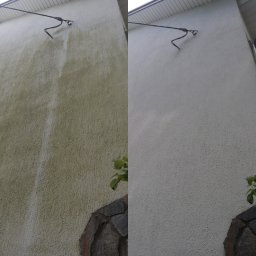 DOMyjka mycie ciśnieniowe kostka elewacja dach Warszawa - Elewacja budynku przed i po czyszczeniu. Lewa strona pokryta zabrudzeniami, prawa strona czysta, jasna. Widoczne elementy instalacji na ścianie i fragment dachu.