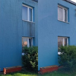DOMyjka mycie ciśnieniowe kostka elewacja dach Warszawa - Błękitna elewacja budynku przed i po czyszczeniu, widoczne różnice w zabrudzeniach. Po prawej stronie elewacja czysta, po lewej widoczne zacieki i brud.