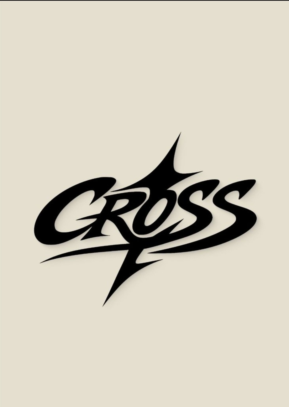 Czarny, stylizowany napis 'CROSS' na beżowym tle. Litery o nieregularnych kształtach, z ostrymi zakończeniami, tworzą dynamiczny i nowoczesny logotyp.