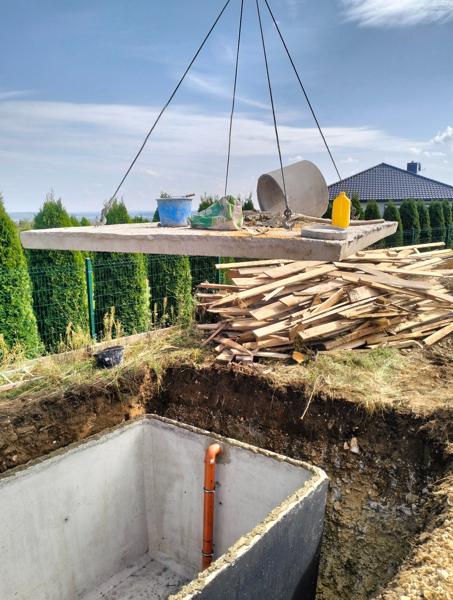 Montaż zbiornika na deszczówkę, wykonanie odprowadzenia wody z rynien do zbiornika