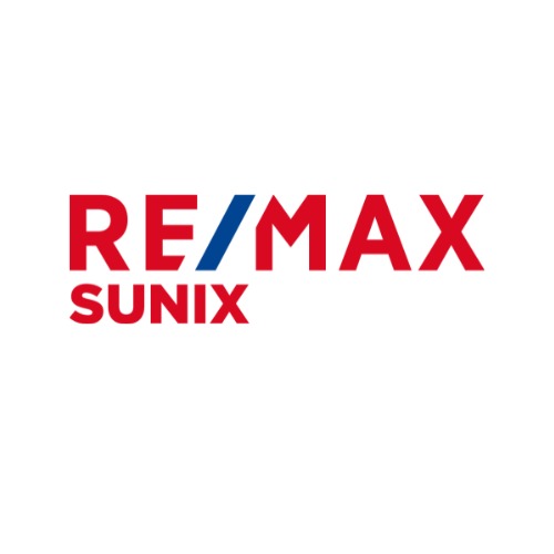 Logo agencji nieruchomości RE/MAX SUNIX na białym tle. Czerwono-niebieska kolorystyka, nowoczesny font. Widoczne hasło firmy.