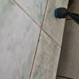 Doczyszczanie parowe fug i płytek.