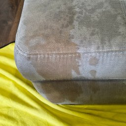 Sprzątanie A-Z - Przykład usunięcia plam z mebli tapicerowanych.