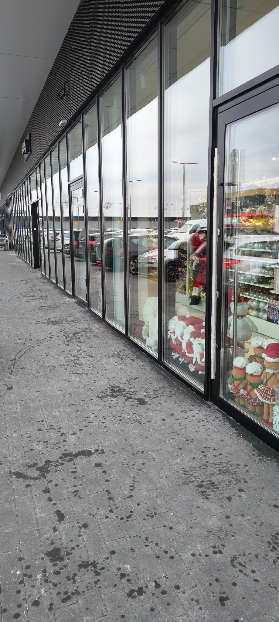 Mycie witryn sklepowych.