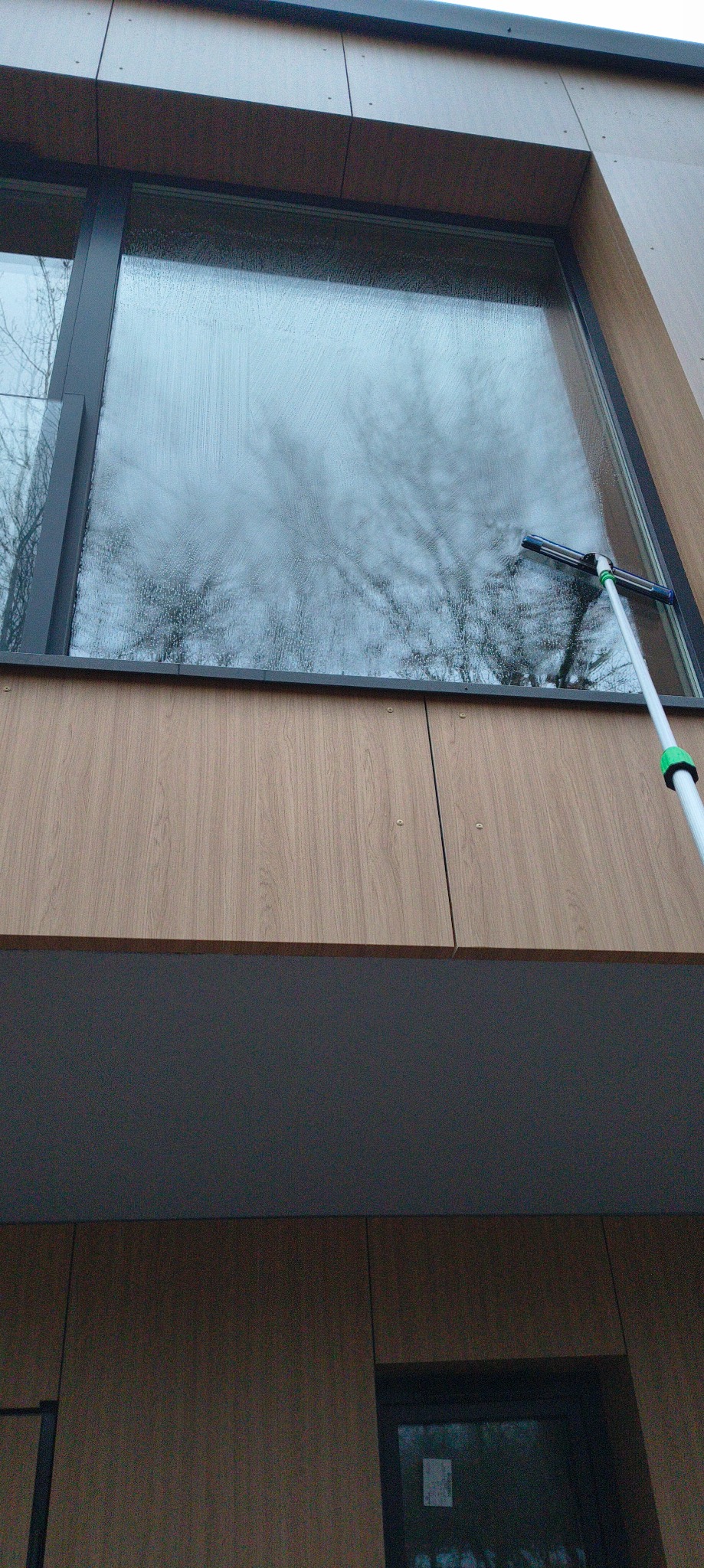 Mycie okien po budowie.