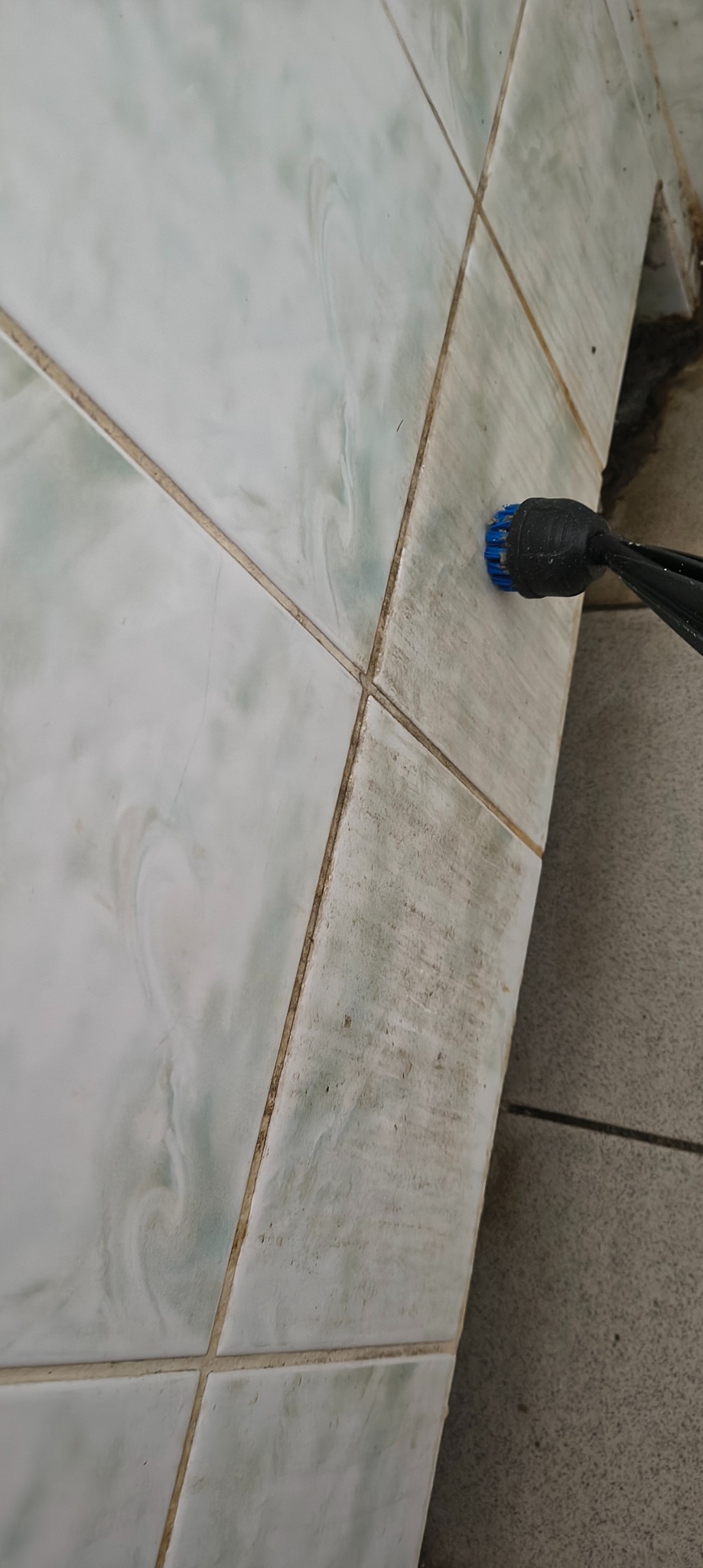 Doczyszczanie parowe fug i płytek.