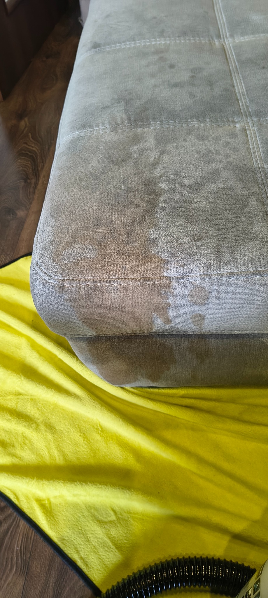 Przykład usunięcia plam z mebli tapicerowanych.