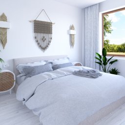 Details Studio - Jasna sypialnia w stylu boho z łóżkiem, roślinami w koszach, makramą na ścianie i widokiem na zieleń za oknem. Minimalistyczny design z naturalnymi akcentami.