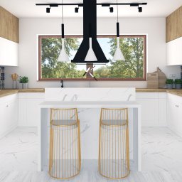 Details Studio - Nowoczesna, jasna kuchnia z białymi szafkami, drewnianym blatem i wyspą z złotymi krzesłami. Nad wyspą czarny okap i lampy. W tle okno z widokiem na zieleń.