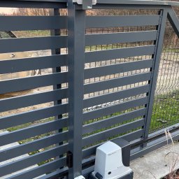 Safe4Home Wiktor Kaczmarek - Montaż napędu Nice Robus na podstawie w kolorze bramy