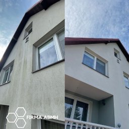 ABMH Andrzej Pawelec - Dom przed i po myciu elewacji. Po lewej stronie widoczny brudny budynek, po prawej czysty, odnowiony. Widoczne okna i fragment dachu. Na dole logo firmy.