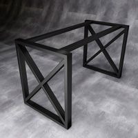 Czarna, metalowa konstrukcja stołu z krzyżowymi wzmocnieniami, na szarym tle. Surowy, industrialny styl. Widoczne spawy i łączenia elementów.