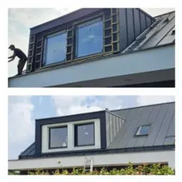 Dach z lukarną przed i po renowacji. Górne ujęcie pokazuje konstrukcję, dolne - efekt końcowy z blachą i oknami. Drabina oparta o dach.