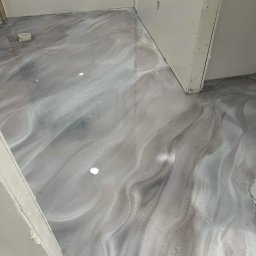 OU Kreacje - rozpływające się odcienie metalicznego szarego . 2,7 kg żywicy na m2 . 10m2 - 1500 PLN