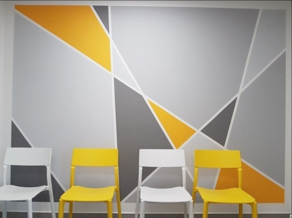 Poczekalnia w przedszkolu. 4 kolory z odcięciami na białym tle. 5-10 m2 = 400- 700 PLN .