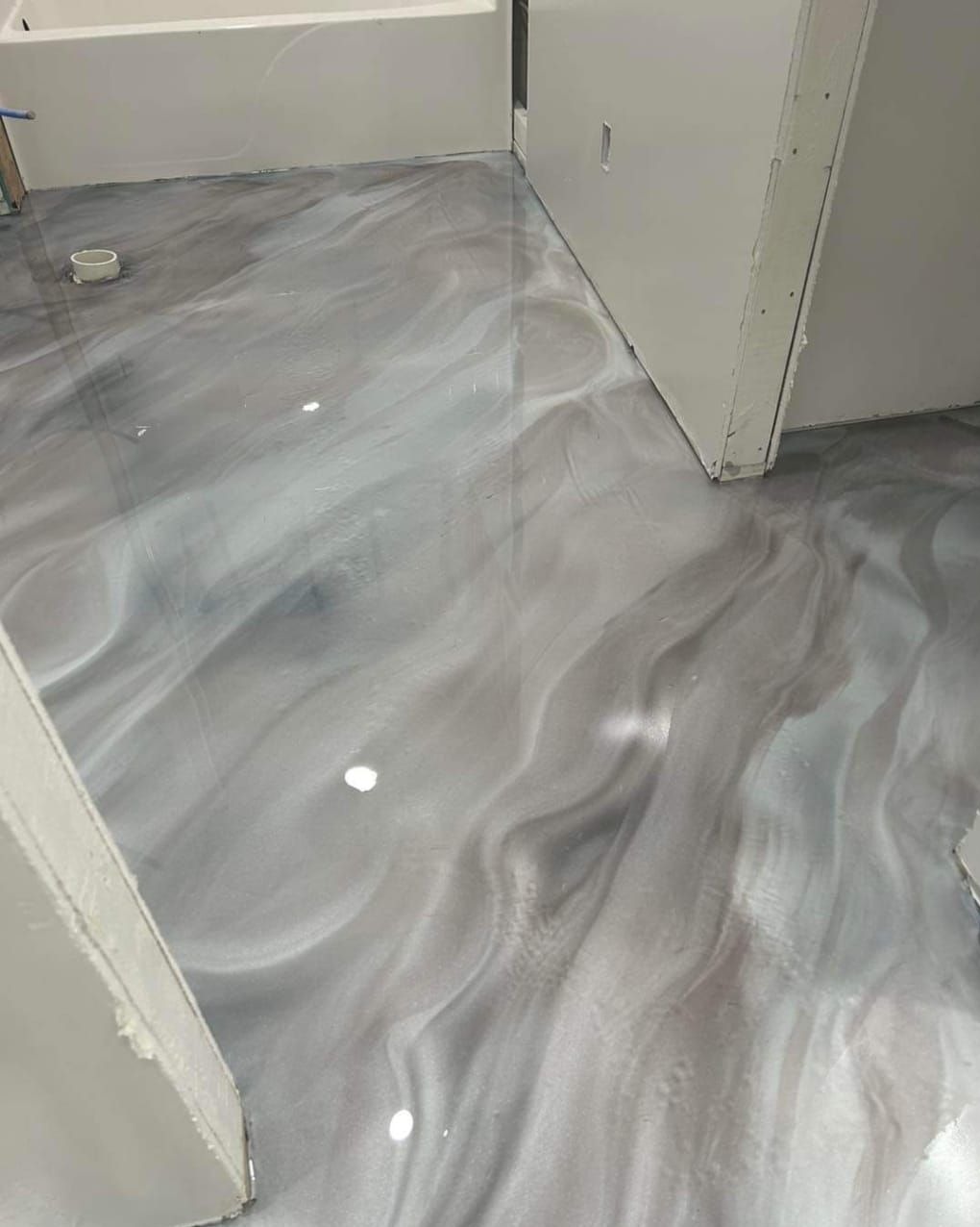 rozpływające się odcienie metalicznego szarego . 2,7 kg żywicy na m2 . 10m2 - 1500 PLN